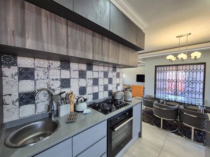 Modern Family Home in Secure Helderwyk Estate - Photo 10