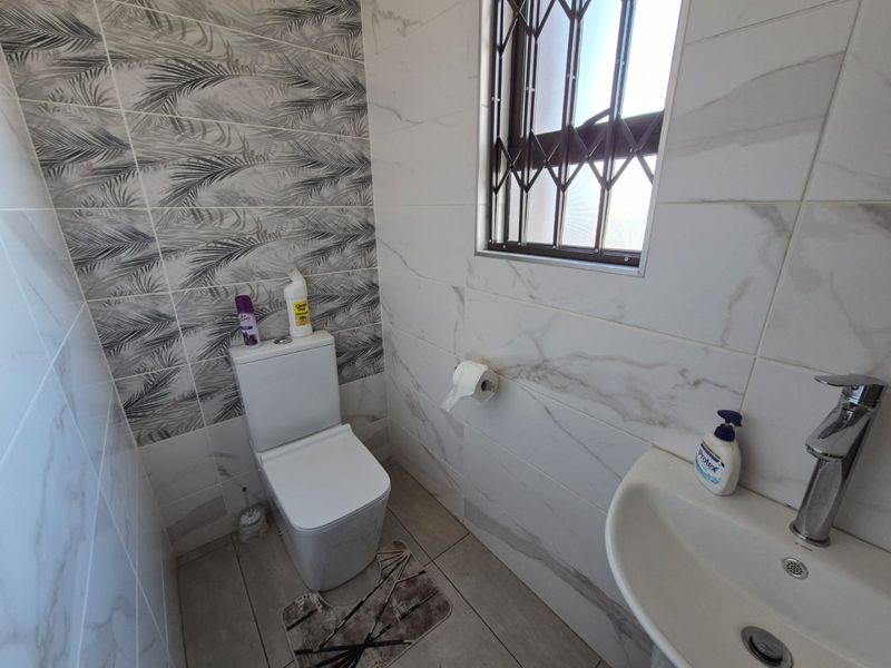 Modern Family Home in Secure Helderwyk Estate - Photo 6