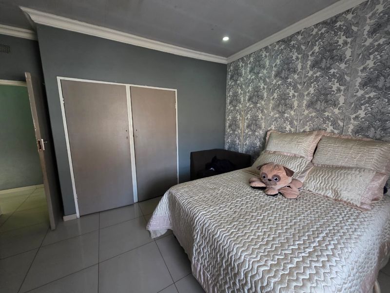 BEAUTIFUL INTERIOR HOUSE FOR SALE IN A BUSY STREET - Photo 4