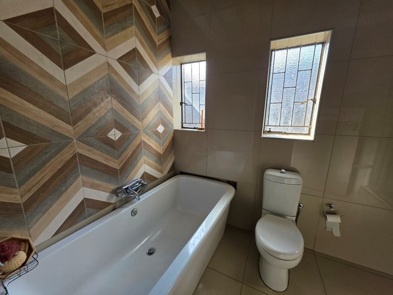 BEAUTIFUL INTERIOR HOUSE FOR SALE IN A BUSY STREET - Photo 8