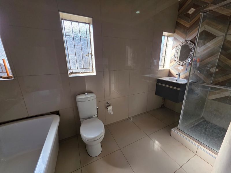 BEAUTIFUL INTERIOR HOUSE FOR SALE IN A BUSY STREET - Photo 9