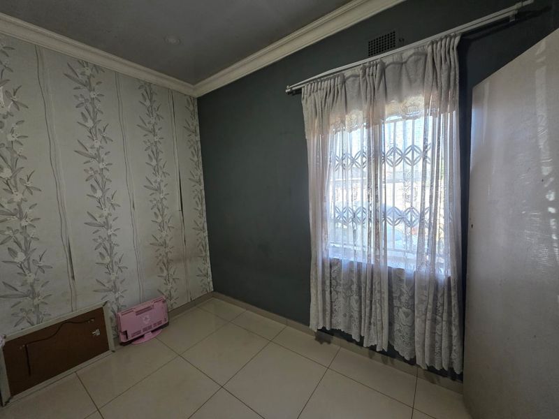 BEAUTIFUL INTERIOR HOUSE FOR SALE IN A BUSY STREET - Photo 7