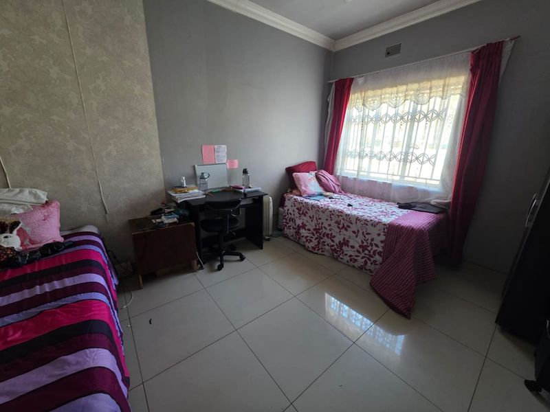 BEAUTIFUL INTERIOR HOUSE FOR SALE IN A BUSY STREET - Photo 6