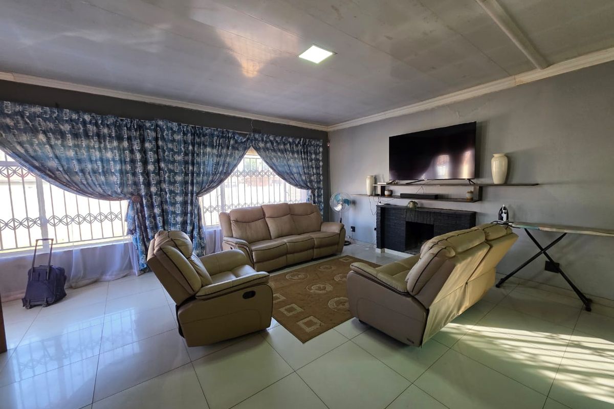 BEAUTIFUL INTERIOR HOUSE FOR SALE IN A BUSY STREET - Photo 3