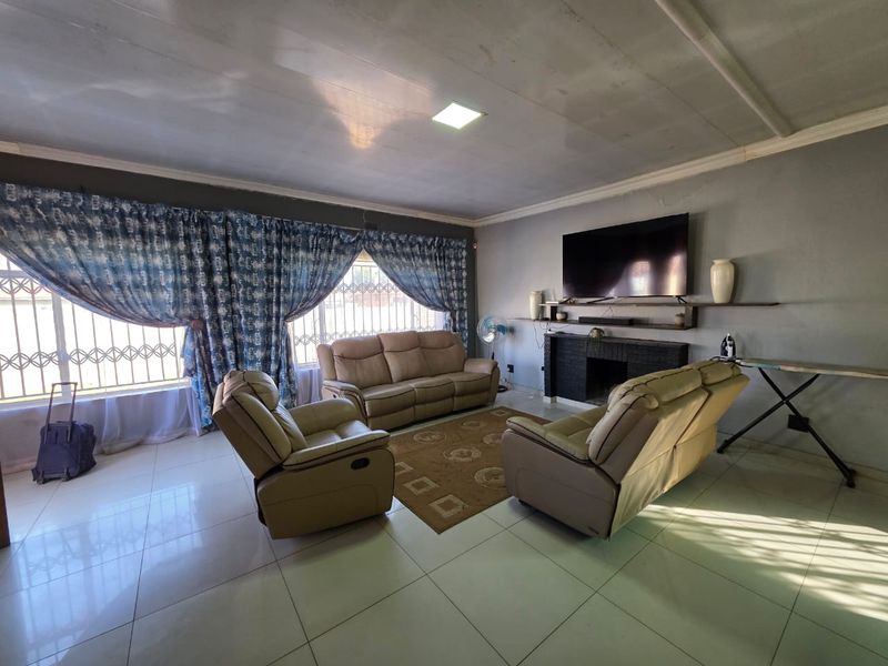 BEAUTIFUL INTERIOR HOUSE FOR SALE IN A BUSY STREET - Photo 3