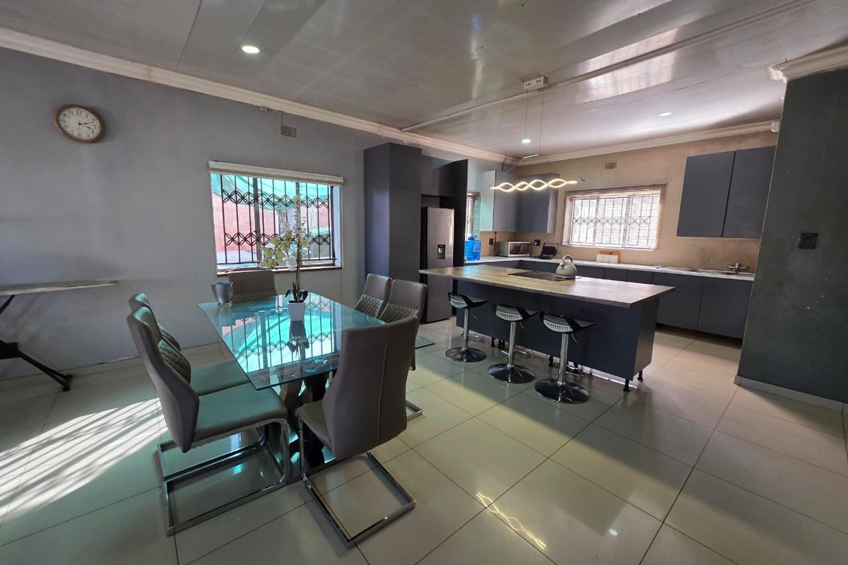 BEAUTIFUL INTERIOR HOUSE FOR SALE IN A BUSY STREET - Photo 2