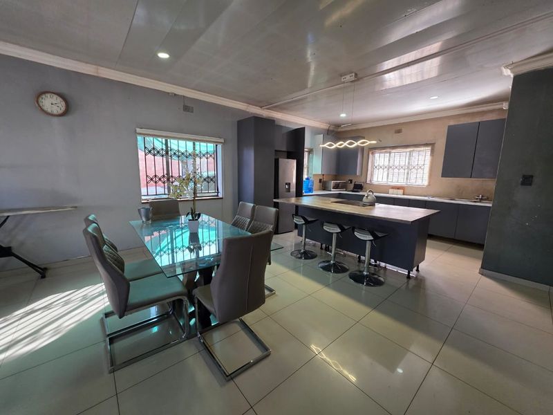 BEAUTIFUL INTERIOR HOUSE FOR SALE IN A BUSY STREET - Photo 2