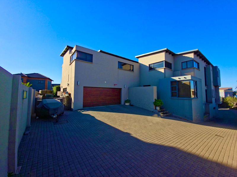 Modern Masterpiece in Bankenveld – 5 Bedroom Architectural Stunner with Pool & Designer Finishes - Photo 9