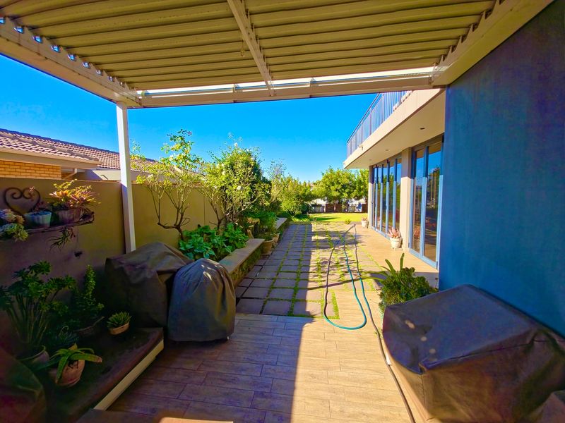 Modern Masterpiece in Bankenveld – 5 Bedroom Architectural Stunner with Pool & Designer Finishes - Photo 6