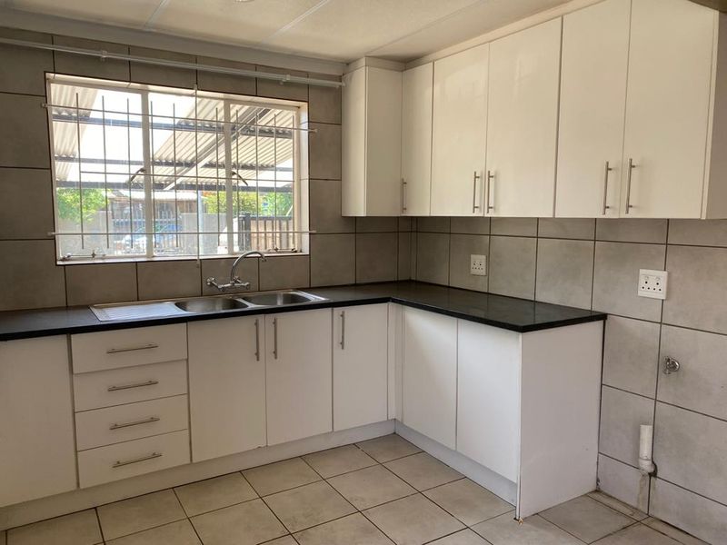 Charming 2-Bedroom Home Near Laerskool Brakpan-Oos TO LET - Photo 10