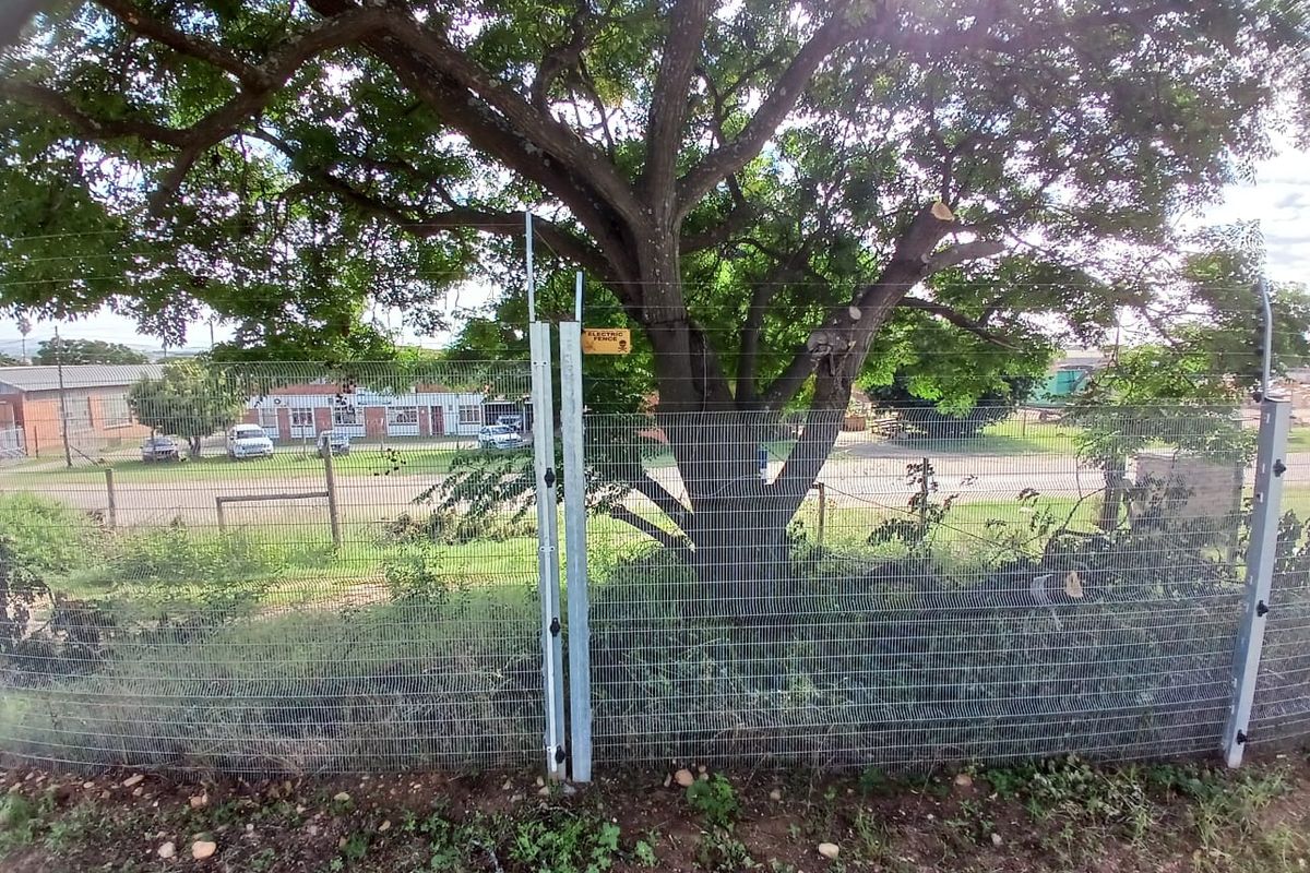 SAFE AND SECURE WAREHOUSE FOR SALE IN KRUISRIVIER, KARIEGA! - Photo 2