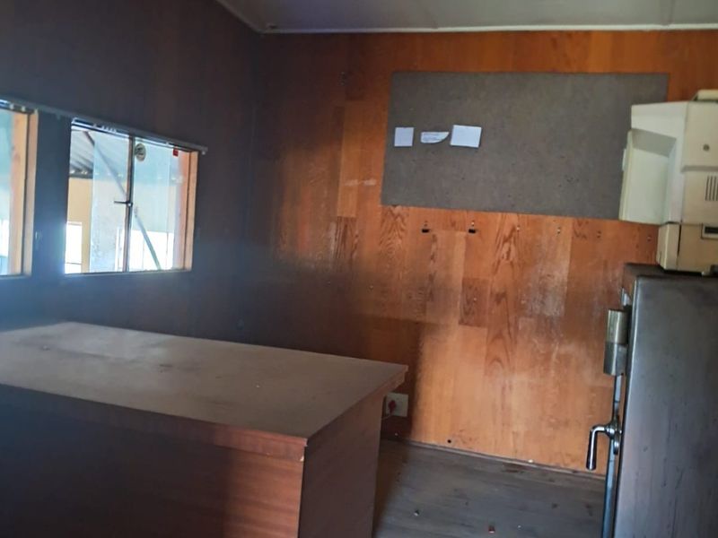 SAFE AND SECURE WAREHOUSE FOR SALE IN KRUISRIVIER, KARIEGA! - Photo 7