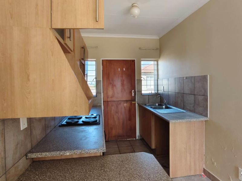 Lovely 2 bedroom unit in a secure complex with 24 hour security. - Photo 3