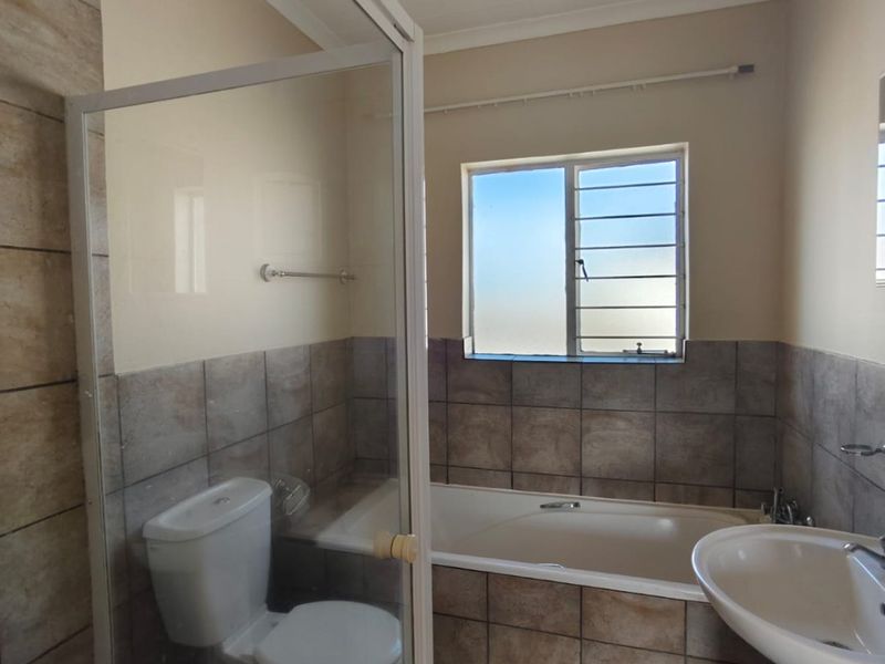 Lovely 2 bedroom unit in a secure complex with 24 hour security. - Photo 7