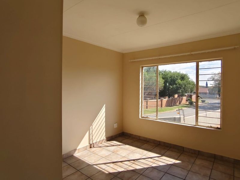 Lovely 2 bedroom unit in a secure complex with 24 hour security. - Photo 8
