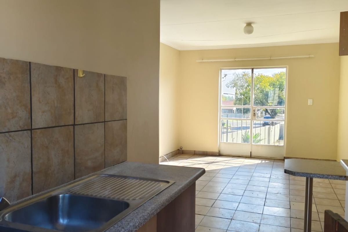 Lovely 2 bedroom unit in a secure complex with 24 hour security. - Photo 5