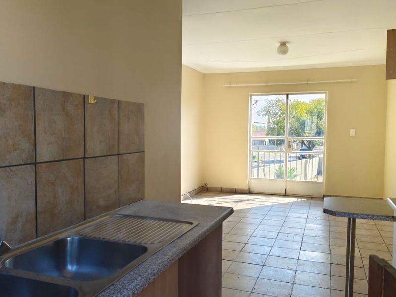 Lovely 2 bedroom unit in a secure complex with 24 hour security. - Photo 5