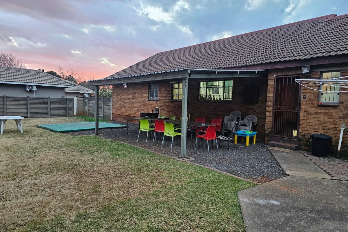 Beautiful 4-Bedroom House for Sale in Vaalpark! - Photo 3