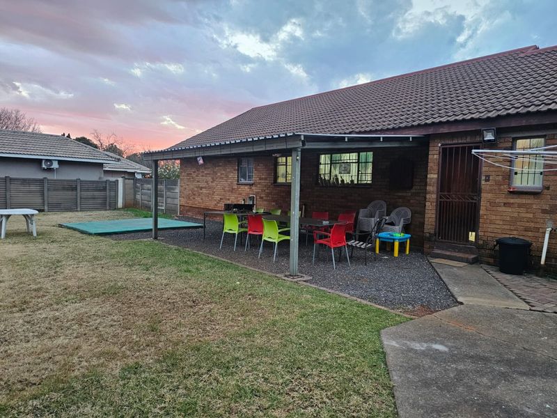 Beautiful 4-Bedroom House for Sale in Vaalpark! - Photo 3