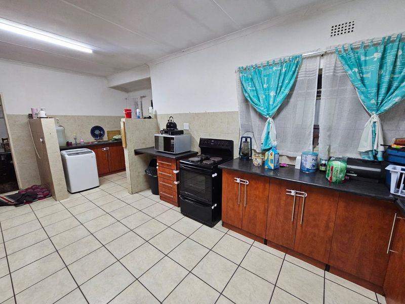 Beautiful 4-Bedroom House for Sale in Vaalpark! - Photo 8