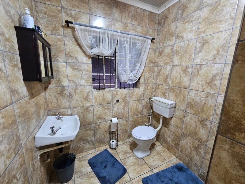 Beautiful 4-Bedroom House for Sale in Vaalpark! - Photo 9