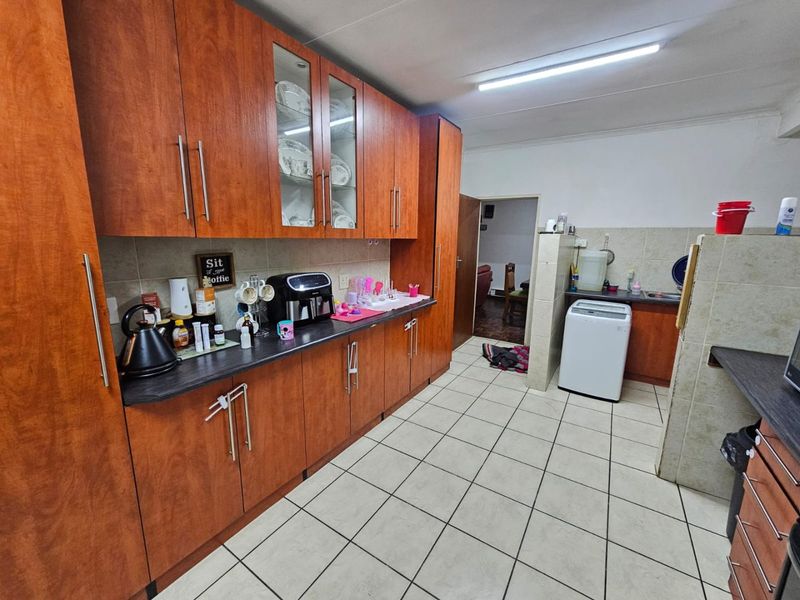 Beautiful 4-Bedroom House for Sale in Vaalpark! - Photo 10