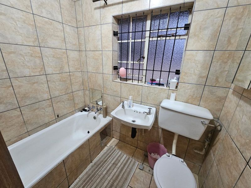 Beautiful 4-Bedroom House for Sale in Vaalpark! - Photo 6