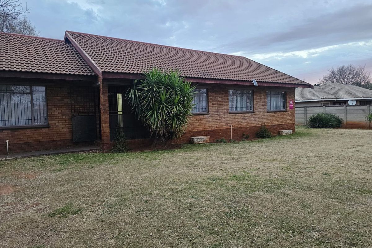 Beautiful 4-Bedroom House for Sale in Vaalpark! - Photo 2