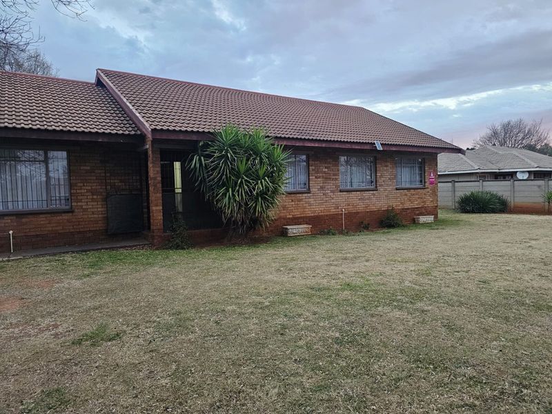 Beautiful 4-Bedroom House for Sale in Vaalpark! - Photo 2