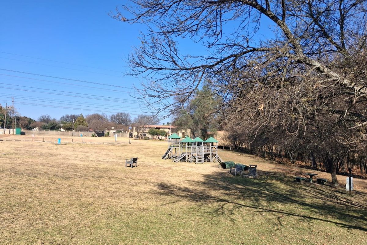 244m2 Corner stand in elite River Estate, Risivile, Vereeniging - Photo 5