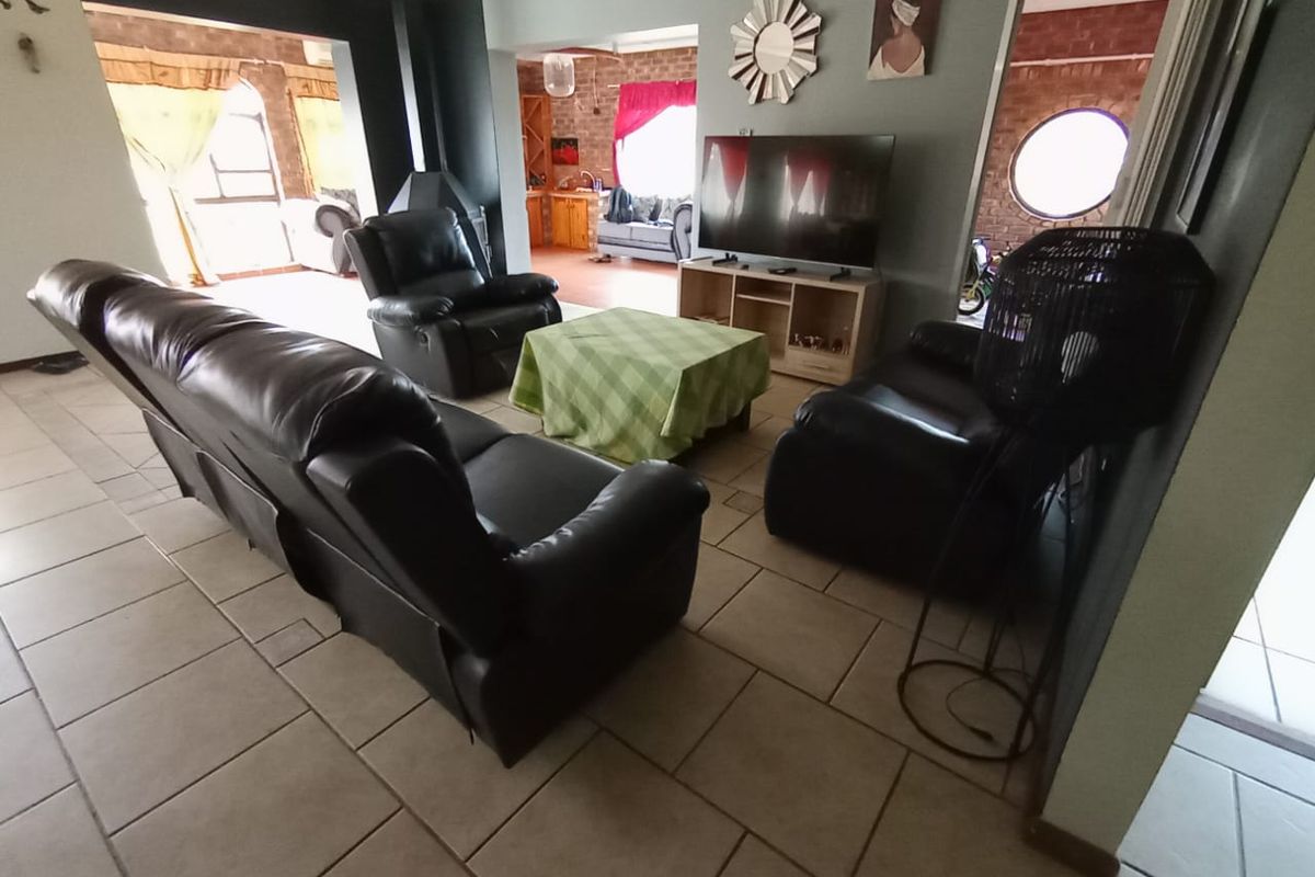 4 BEDROOM DOUBLE-STORY HOUSE FOR SALE - Photo 5
