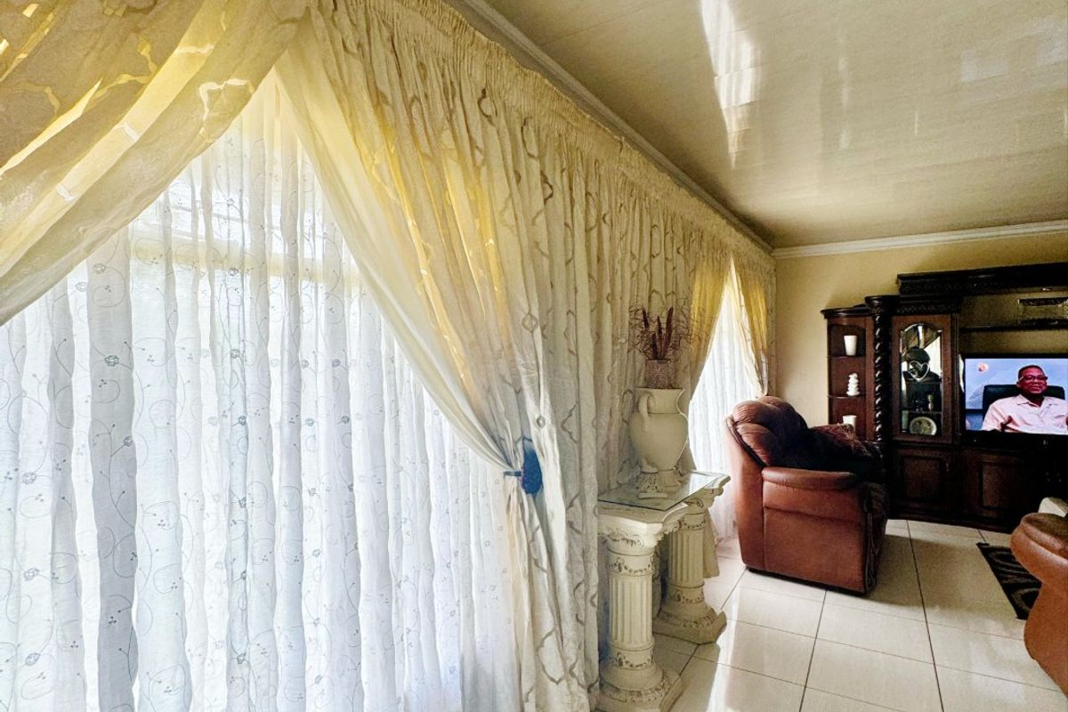 House For Sale In Witbank - Photo 5