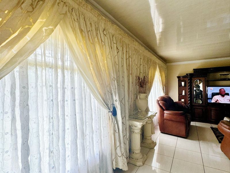 House For Sale In Witbank - Photo 5