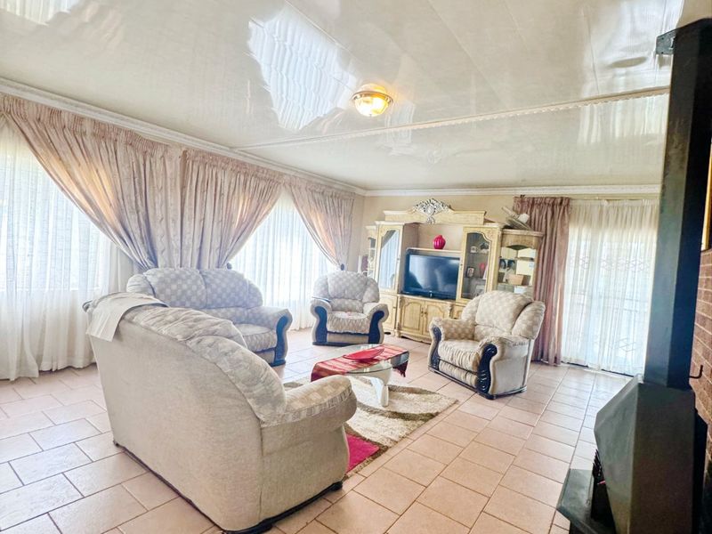 House For Sale In Witbank - Photo 4