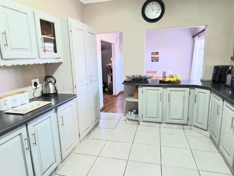 Beautiful Gem In The Lovely SE 4 Area - Photo 3