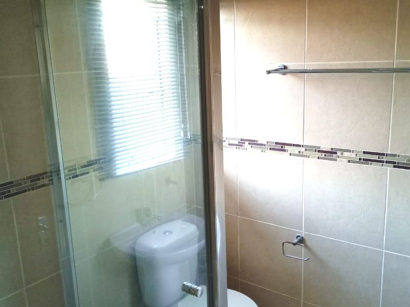 Neat and Cozy 1 Bedroom Flat - Photo 9