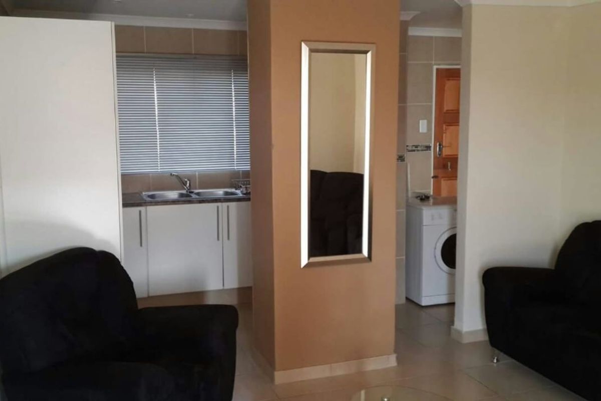 Neat and Cozy 1 Bedroom Flat - Photo 2