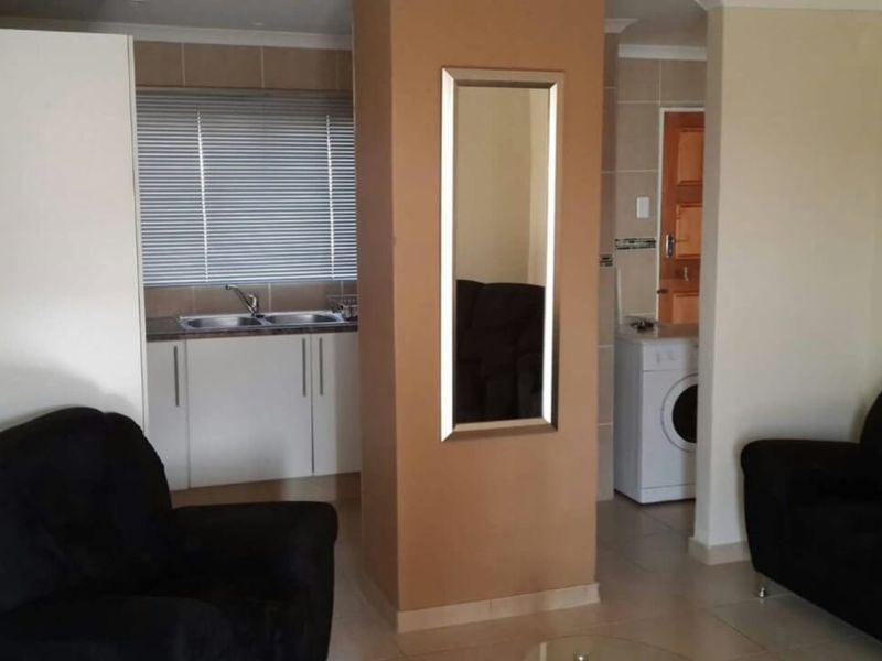 Neat and Cozy 1 Bedroom Flat - Photo 2