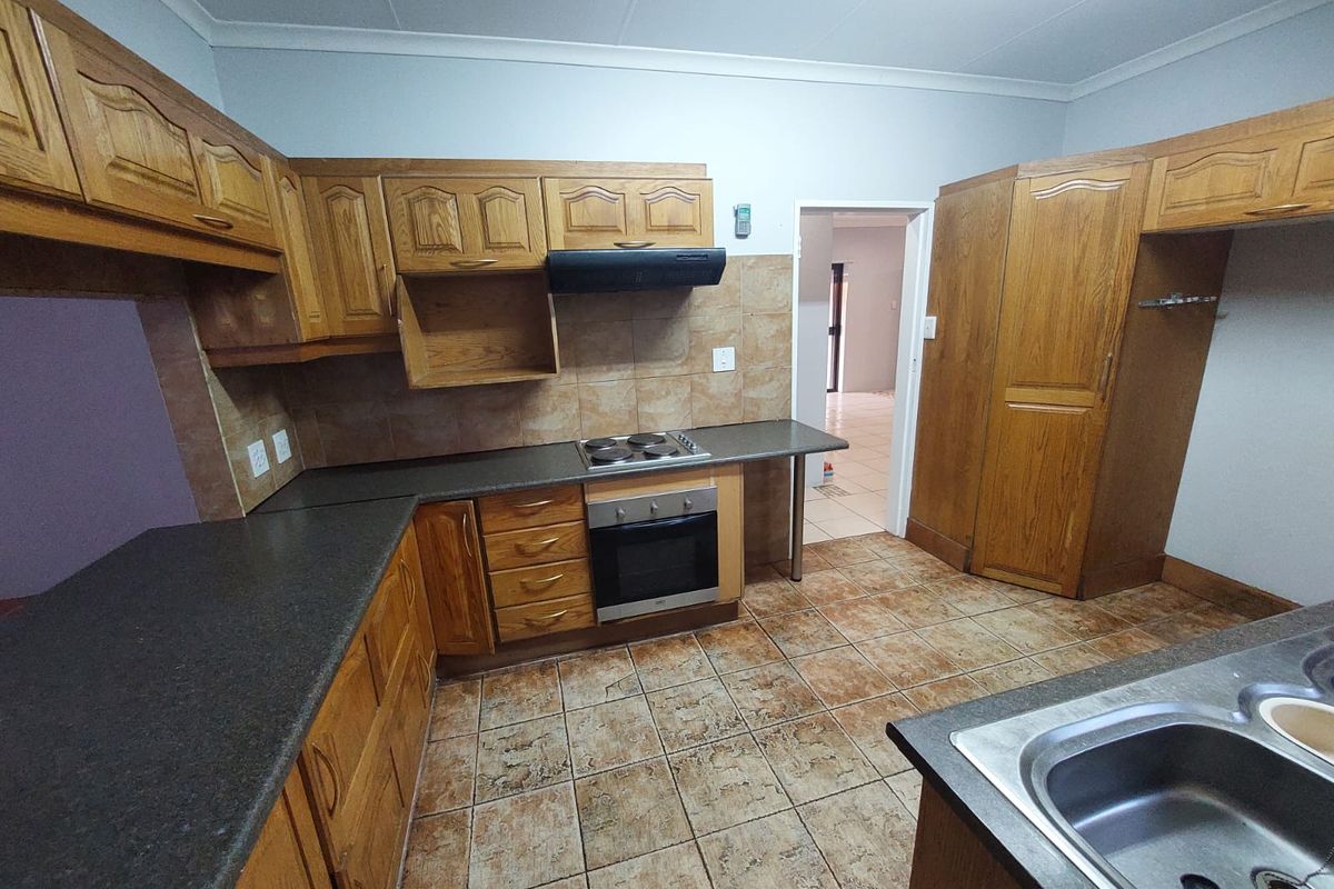 Sunning 5 Bedroom House in Magalieskruin - Photo 4