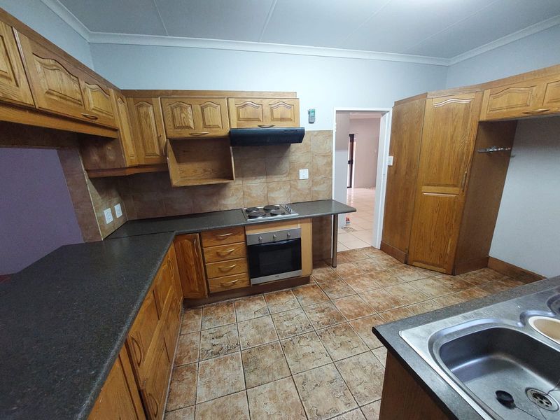 Sunning 5 Bedroom House in Magalieskruin - Photo 4