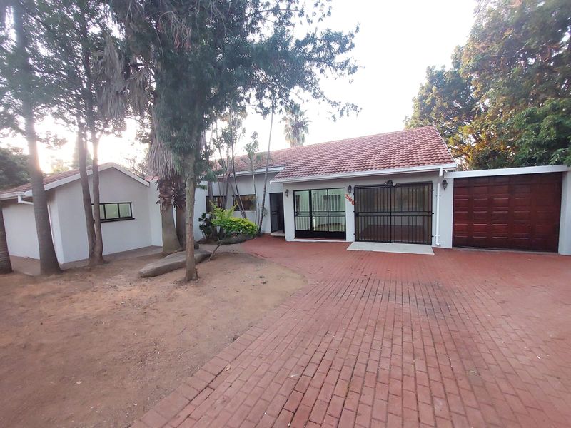 Sunning 5 Bedroom House in Magalieskruin - Photo 3