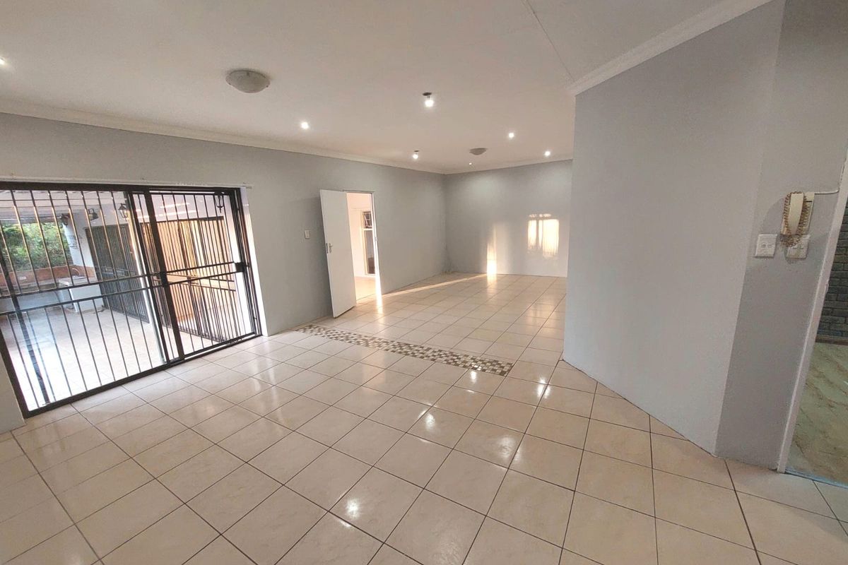 Sunning 5 Bedroom House in Magalieskruin - Photo 2