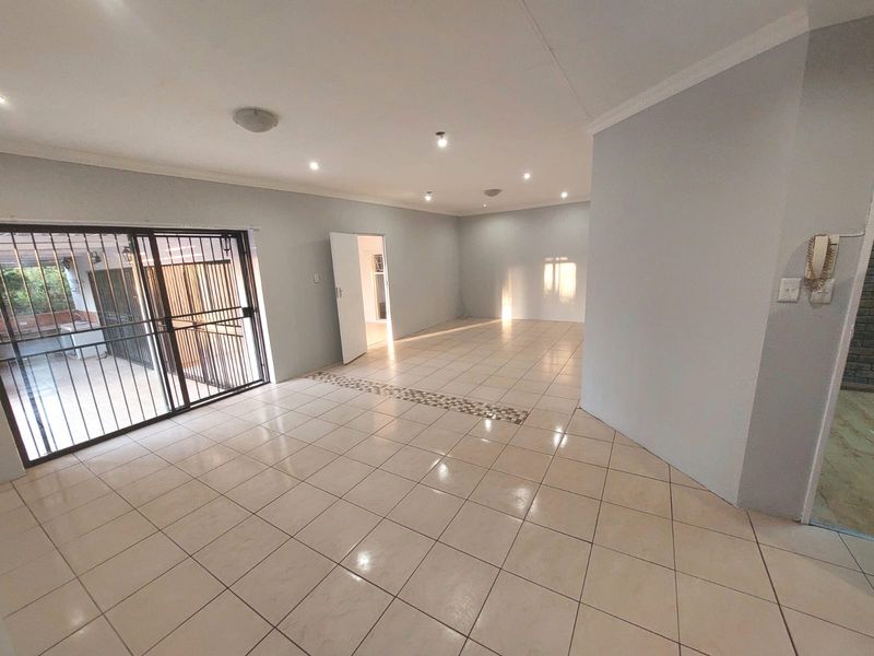 Sunning 5 Bedroom House in Magalieskruin - Photo 2