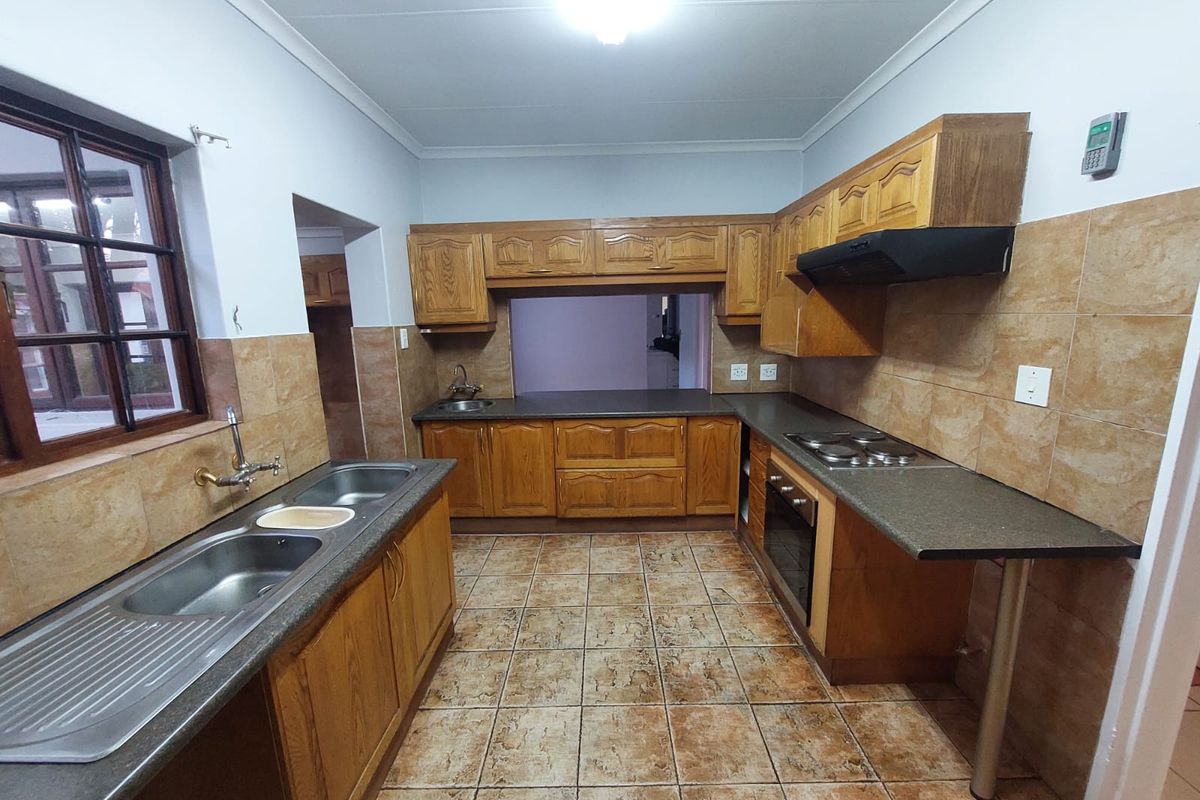 Sunning 5 Bedroom House in Magalieskruin - Photo 5