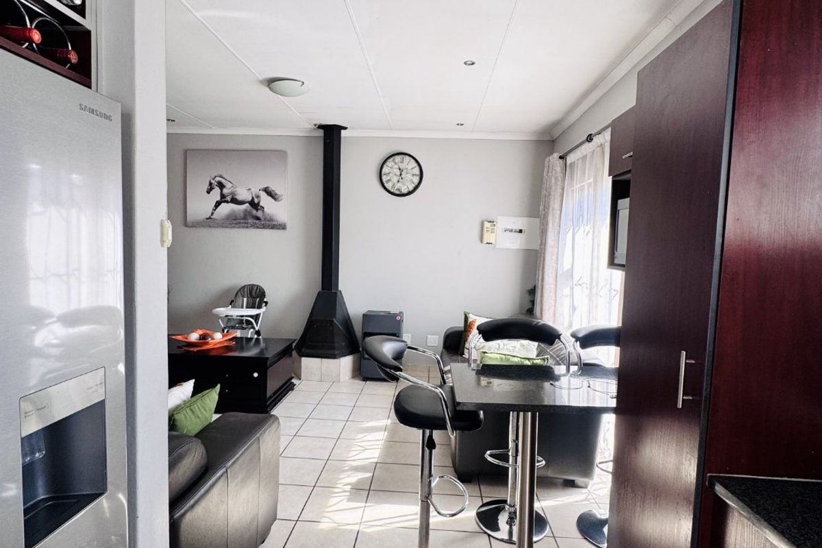 SOLE MANDATE! Secure and Stylish 3 Bedroom Home in Khaya Lami Estate, Tasbet Park - Photo 2