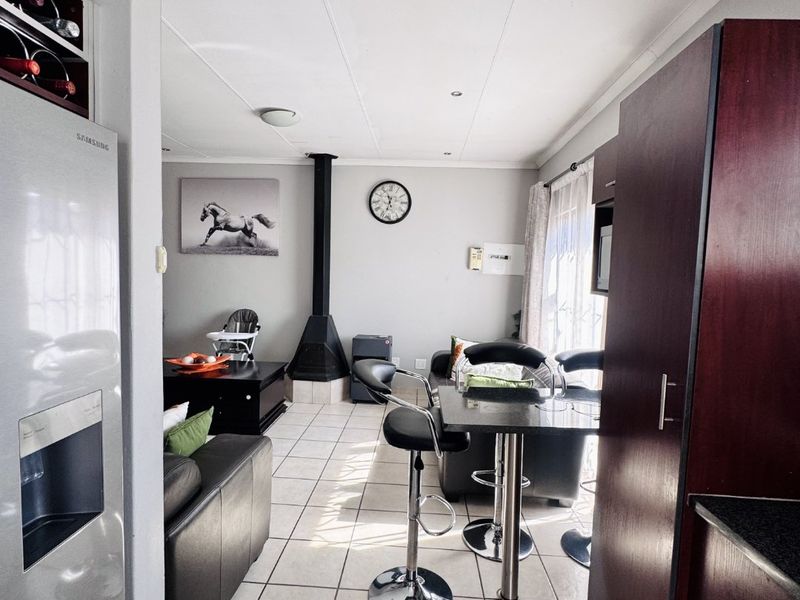 SOLE MANDATE! Secure and Stylish 3 Bedroom Home in Khaya Lami Estate, Tasbet Park - Photo 2