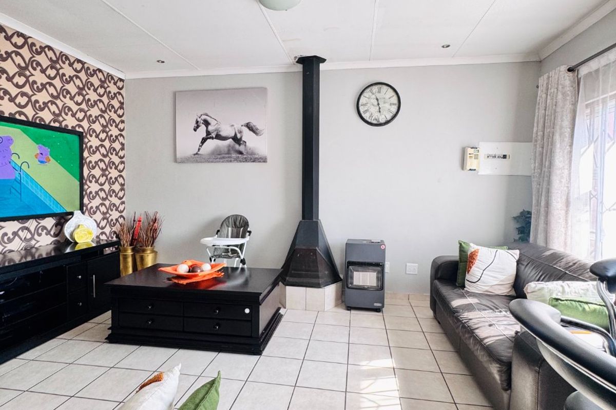 SOLE MANDATE! Secure and Stylish 3 Bedroom Home in Khaya Lami Estate, Tasbet Park - Photo 5