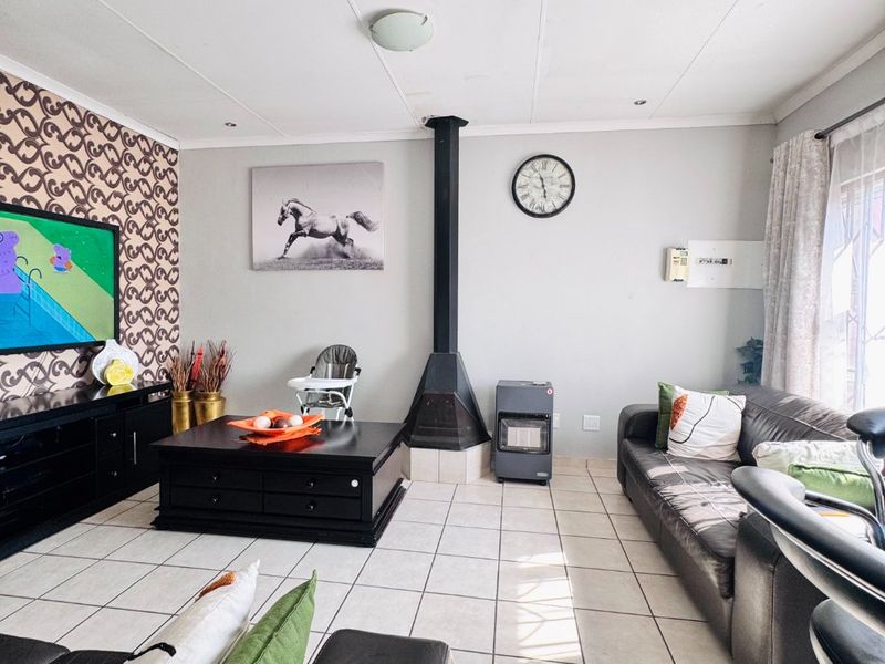 SOLE MANDATE! Secure and Stylish 3 Bedroom Home in Khaya Lami Estate, Tasbet Park - Photo 5