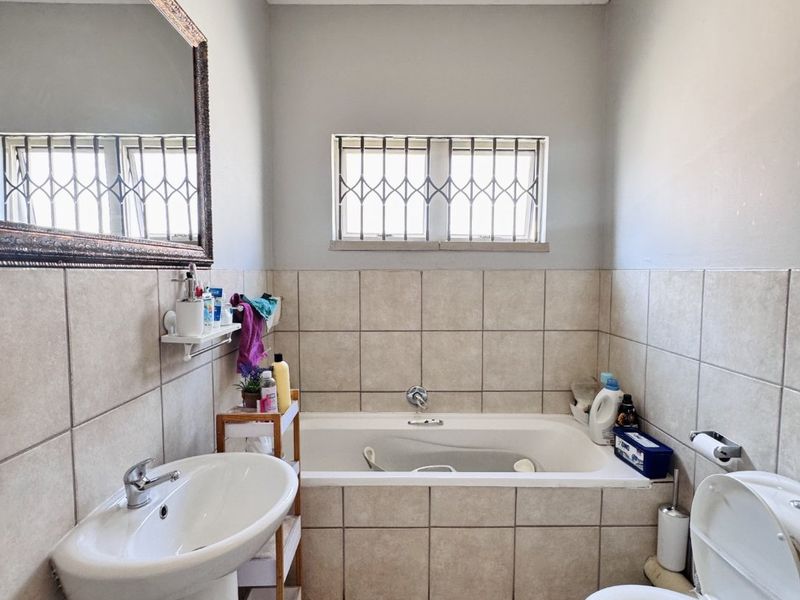 SOLE MANDATE! Secure and Stylish 3 Bedroom Home in Khaya Lami Estate, Tasbet Park - Photo 9