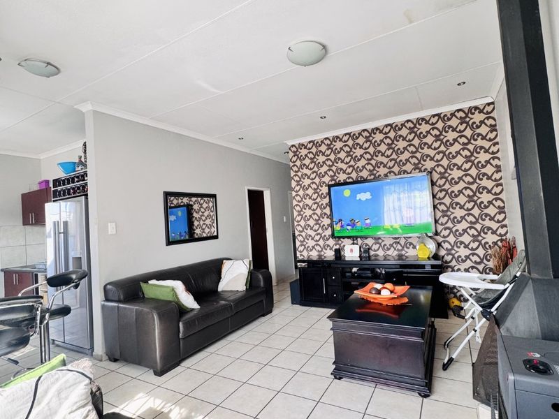 SOLE MANDATE! Secure and Stylish 3 Bedroom Home in Khaya Lami Estate, Tasbet Park - Photo 8